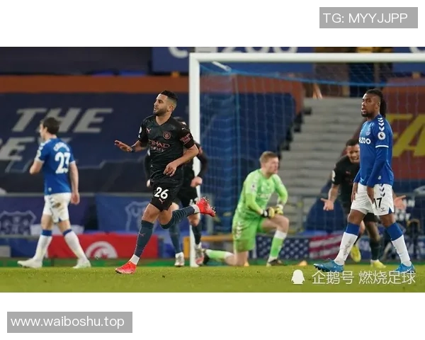 镜头捕捉：曼城赛场小动作引发热议